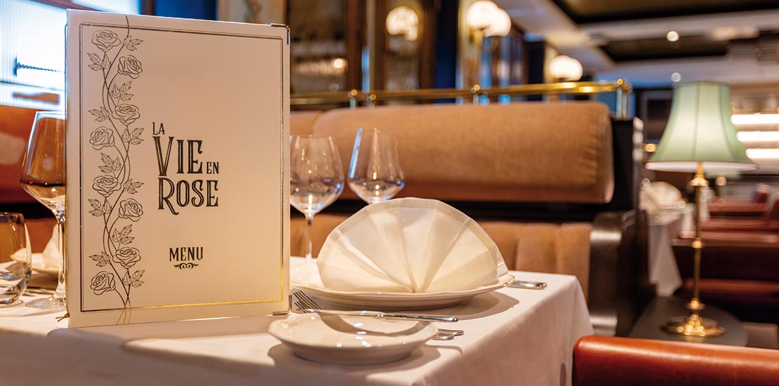 A table setting in La Vie en Rose